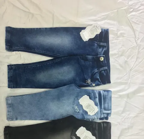 M 7772 cloud-wash denim capris in three washes